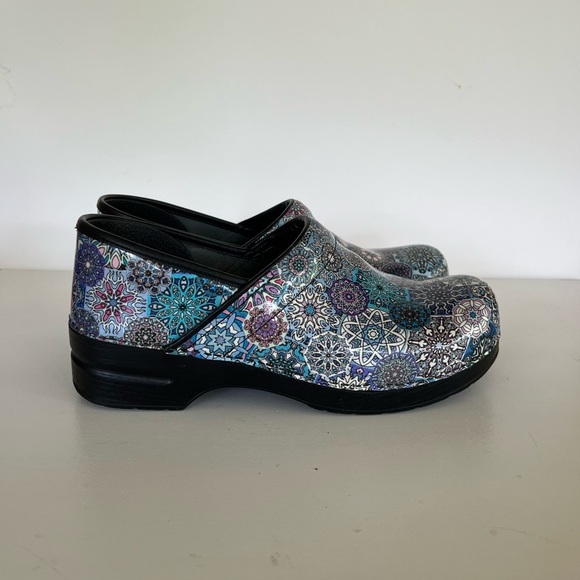 Dansko Professional Blue MulticoloredTile Design Mandala Clogs, size EU 42 US 11 - Picture 1 of 11